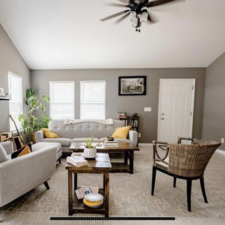 Family Friendly Home In Walking District, 5 Minutes From Beach ガルフ・ショアーズ エクステリア 写真